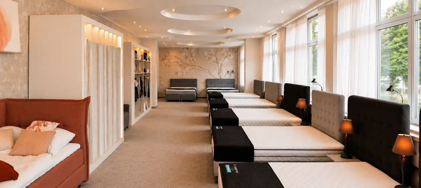 Moderner Showroom in Hamburg für maßgeschneiderte Schlafsysteme und hochwertige Boxspringbetten mit individueller Fachberatung.